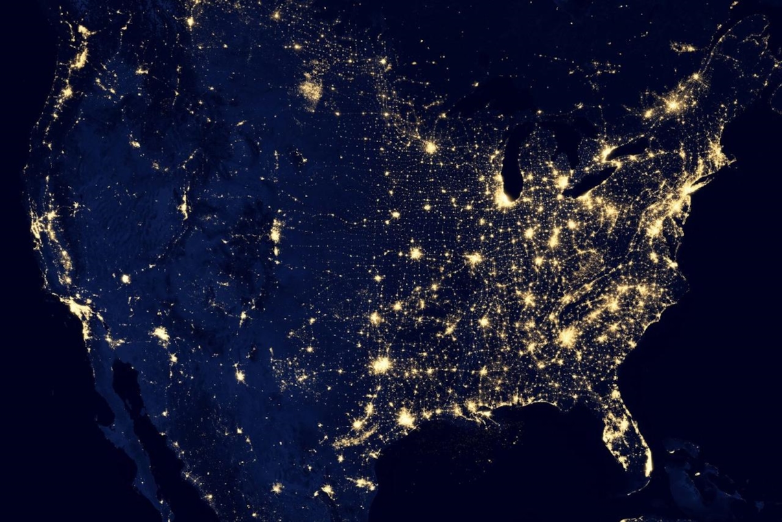 Estados Unidos de noche desde el espacio, con las luces de Chicago e Illinois