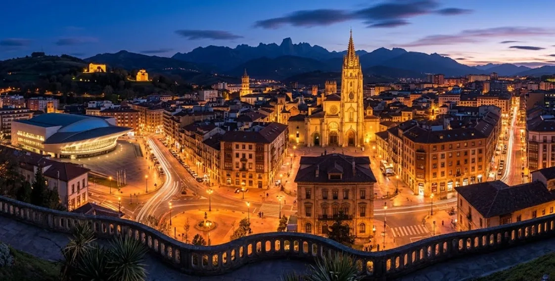 Vista aérea de Oviedo de noche con la catedral y el casco urbano iluminados