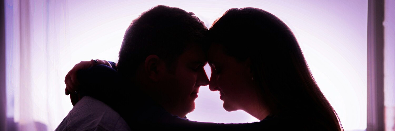 Pareja liberal en Costa Rica disfrutando de una cita – Pura Vida Encuentros