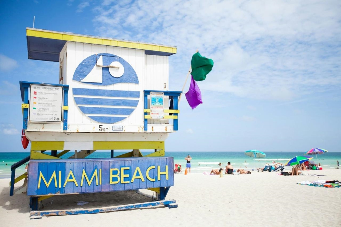 Playa de Florida con palmeras, símbolo de su escena swinger latina