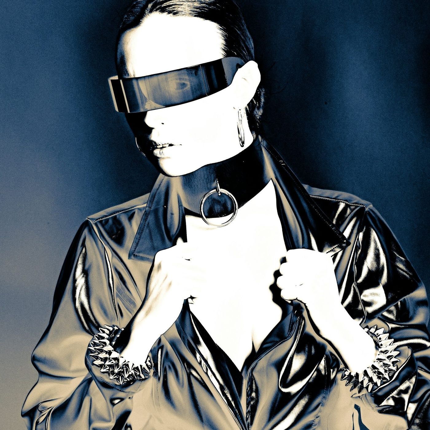 Retrato con estética futurista y latex