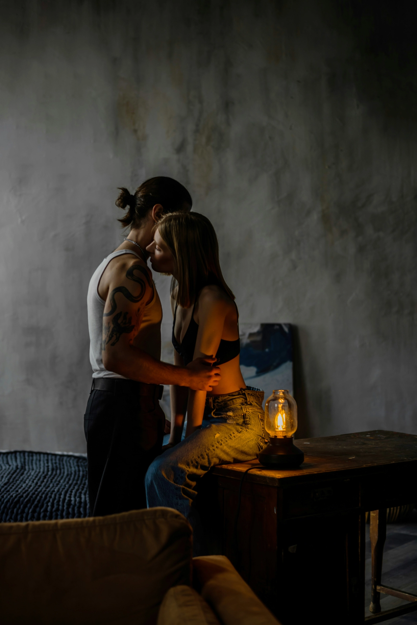 Pareja en un living con luz tenue