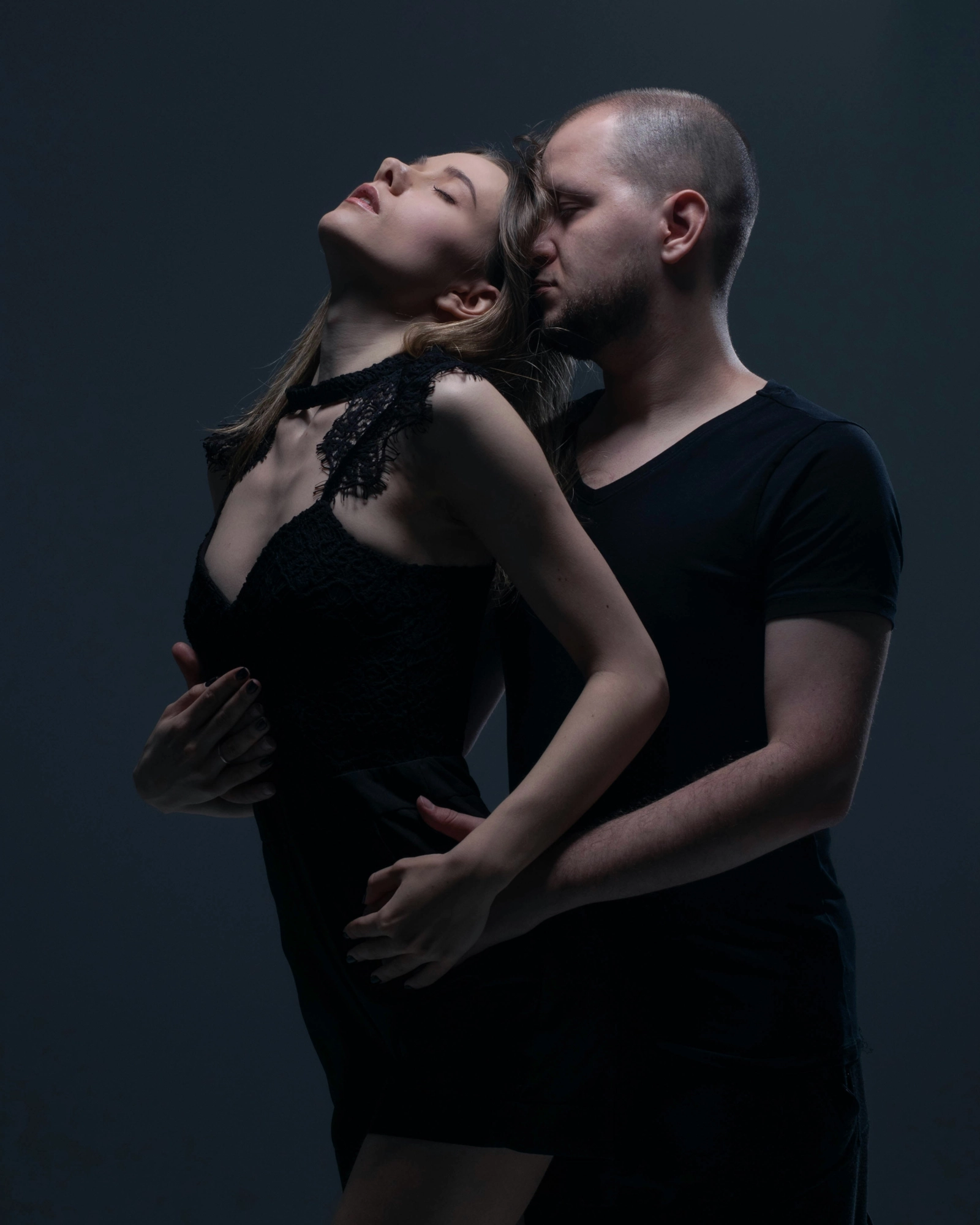 Pareja abrazada, fondo oscuro