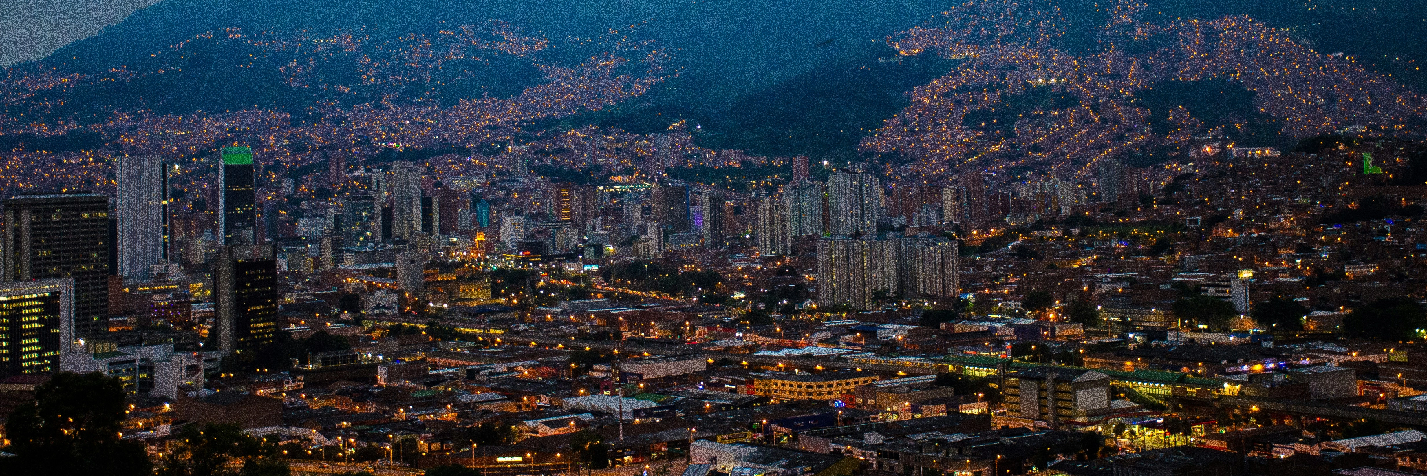 Vista nocturna de Medellín 