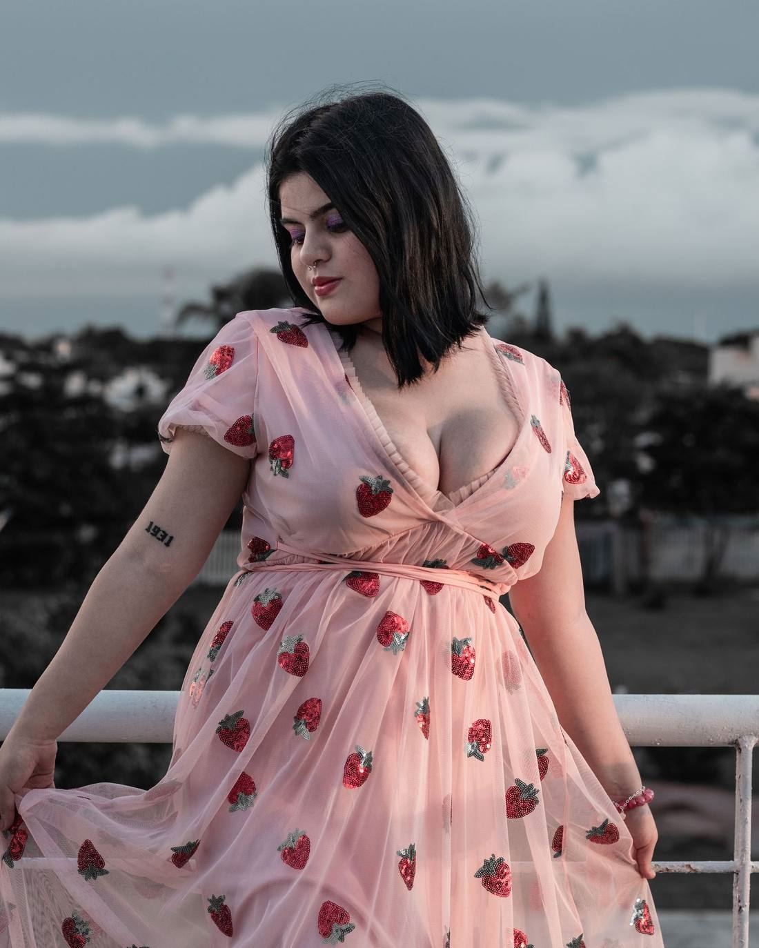 Retrato editorial de mujer BBW, foto ilustrativa de stock, no representa a un miembro real