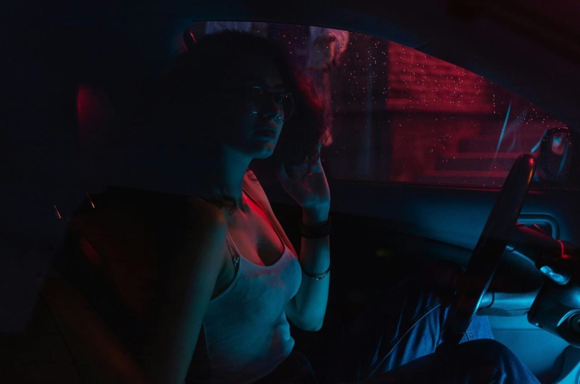 Ambiente nocturno y sensual que evoca la escena swinger latina en Denver, Colorado